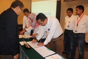 Dirut Menyaksikan GEneral Manager GeoDipa Unit Patuha menandatangani Kontrak KPI